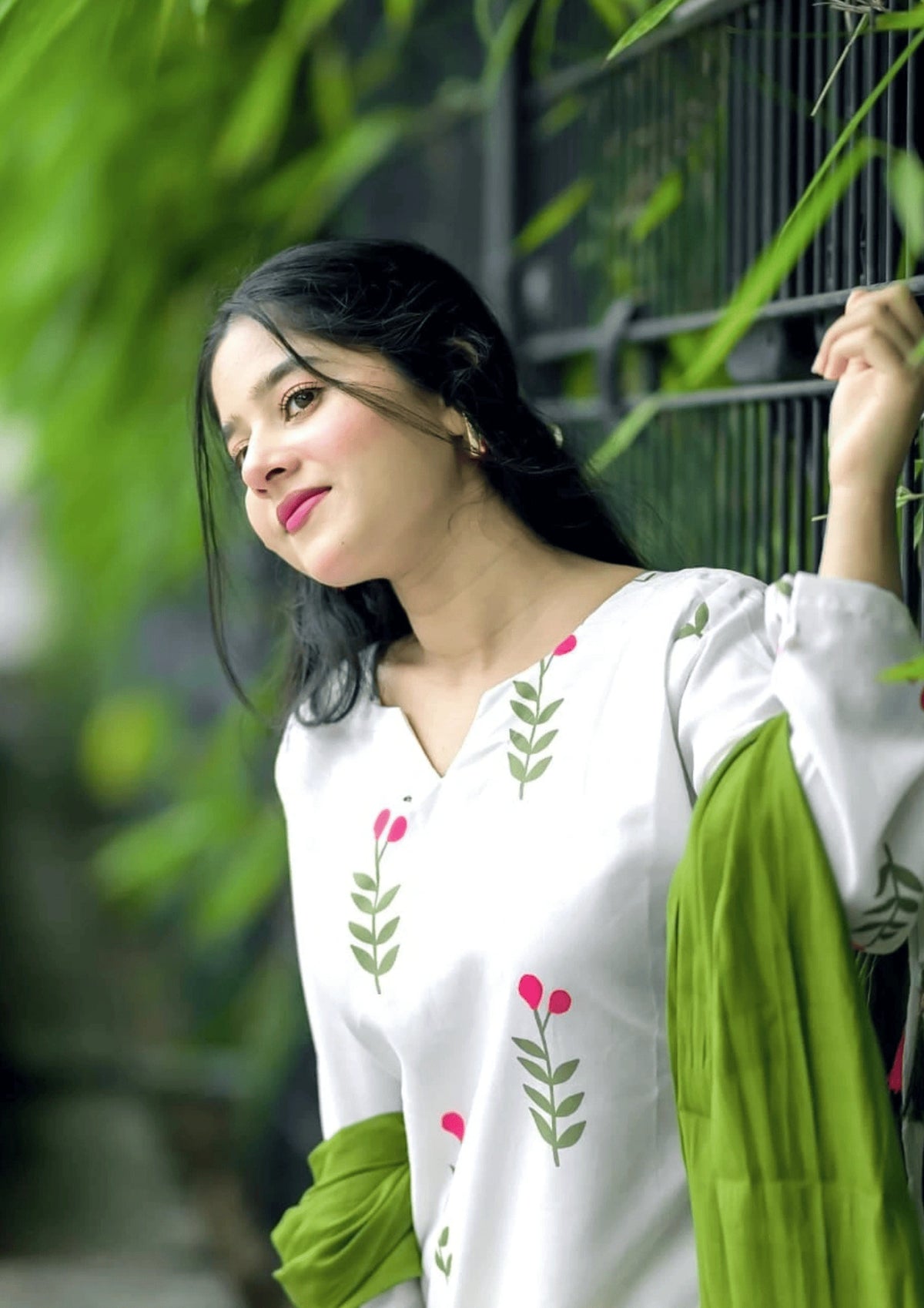 Elegant White Cotton Floral Kurta Pant Set for Women