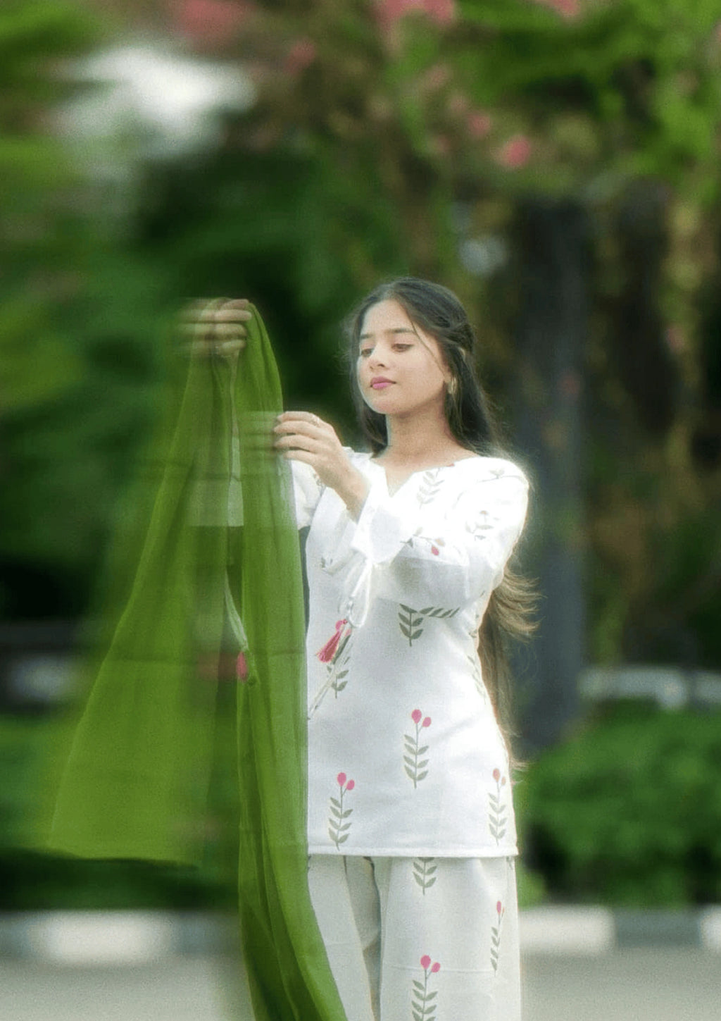 Elegant White Cotton Floral Kurta Pant Set for Women