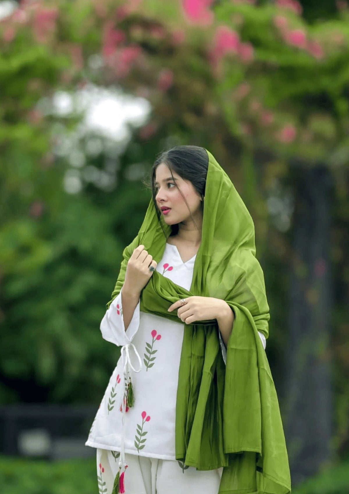 Elegant White Cotton Floral Kurta Pant Set for Women